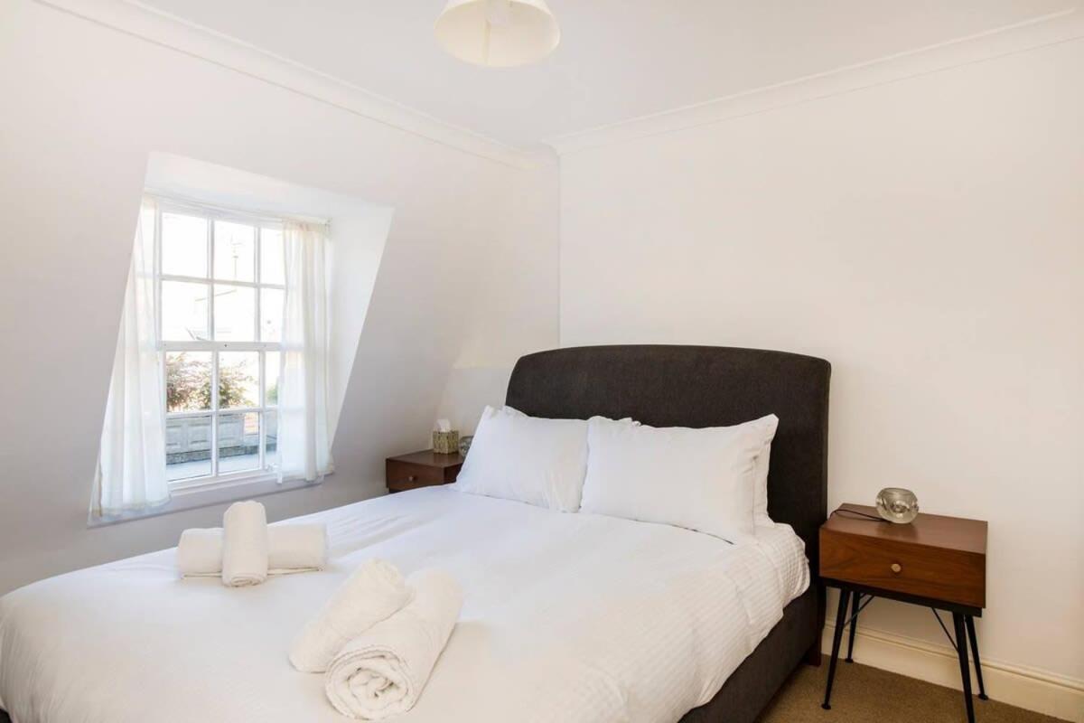 Idyllic Mews In Fantastic Location! Londra